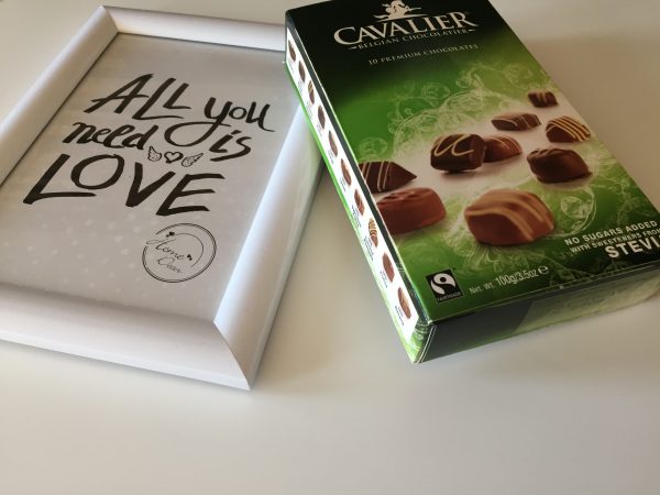 Cavalier čokolada na mizi.