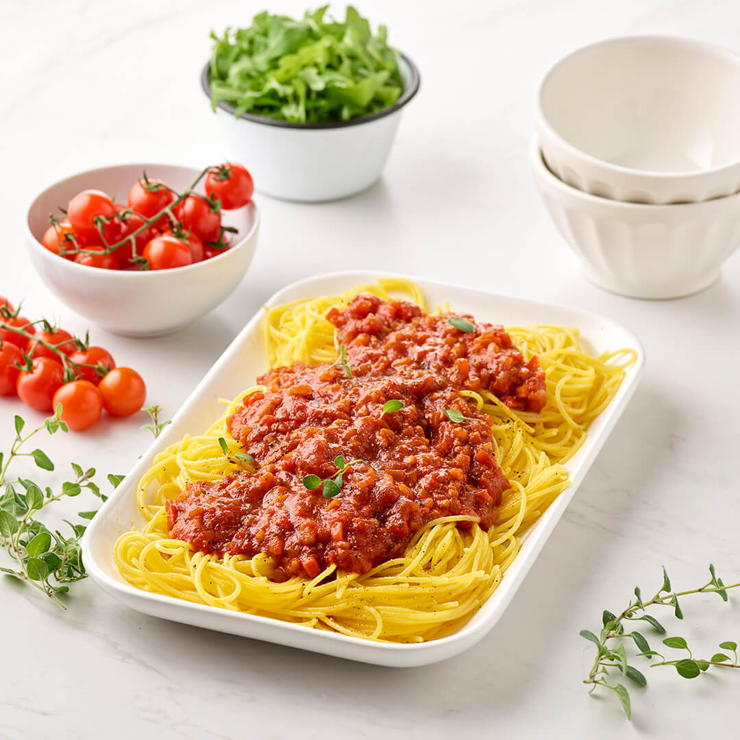 Brezglutenski špageti iz riža in koruze z bogato paradižnikovo omako