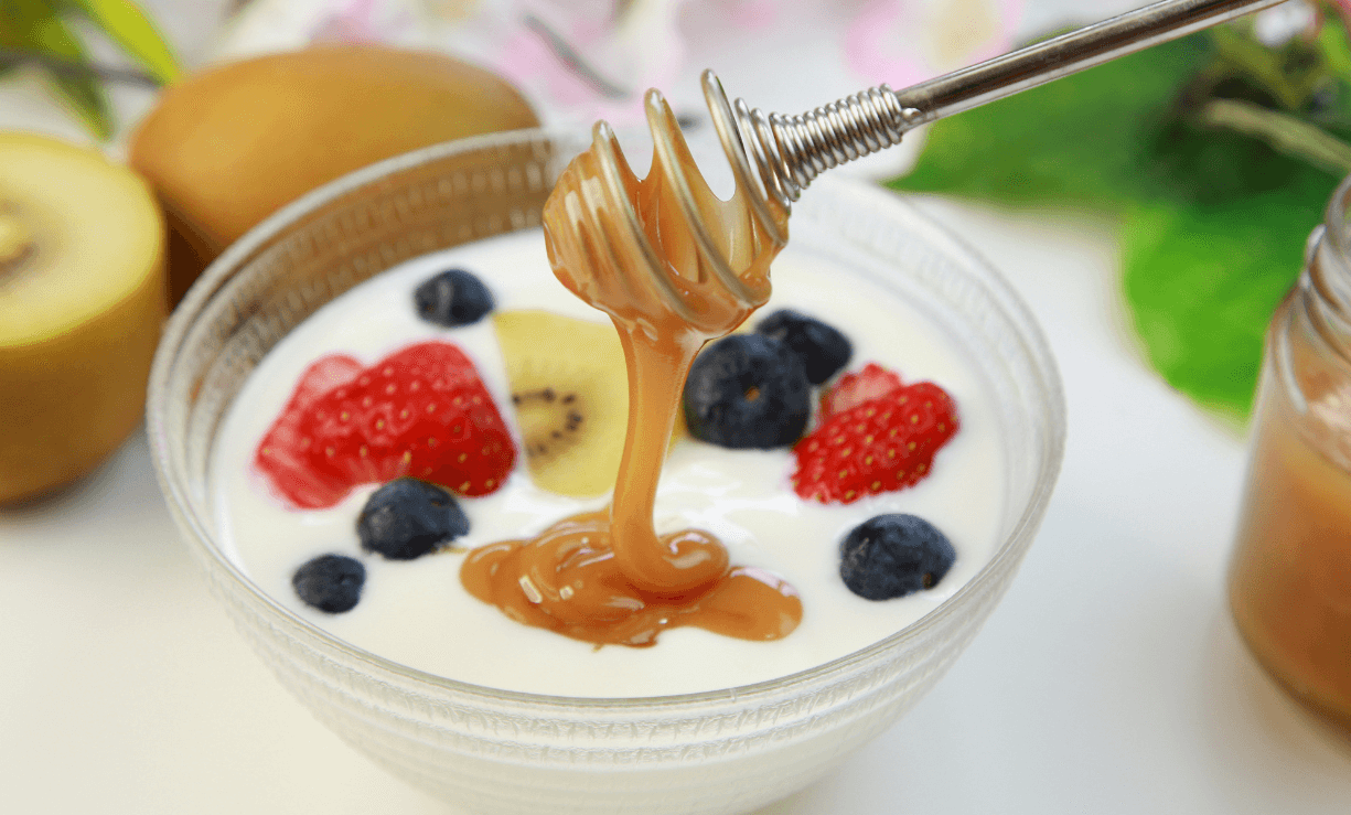 Grški jogurt z jagodičevjem in manuka medom